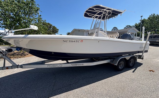 2015 Robalo 246 Cayman bay